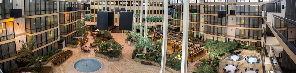 Wyndham Edmonton Hotel and Conference Centre 53/57