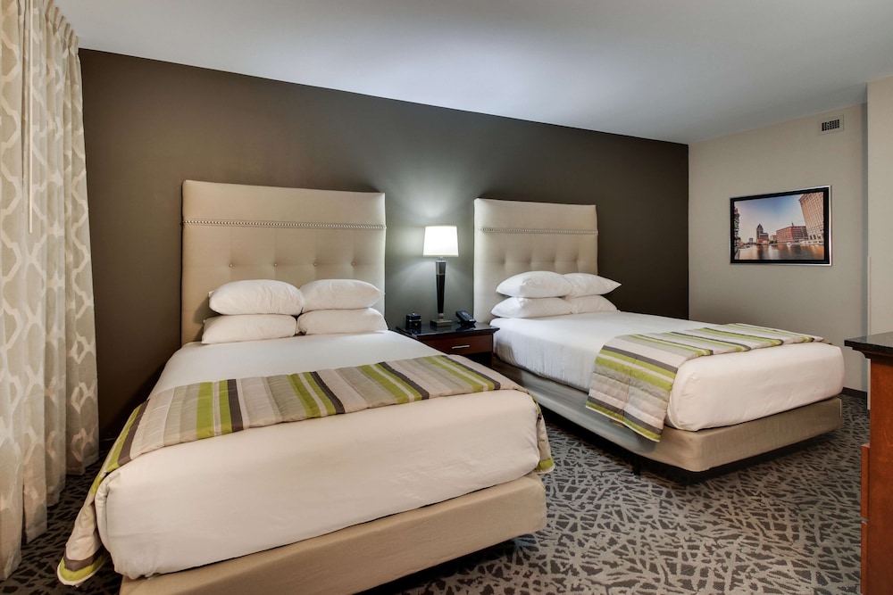 DELUXE, 2 QUEEN BEDS, ACCESSIBLE