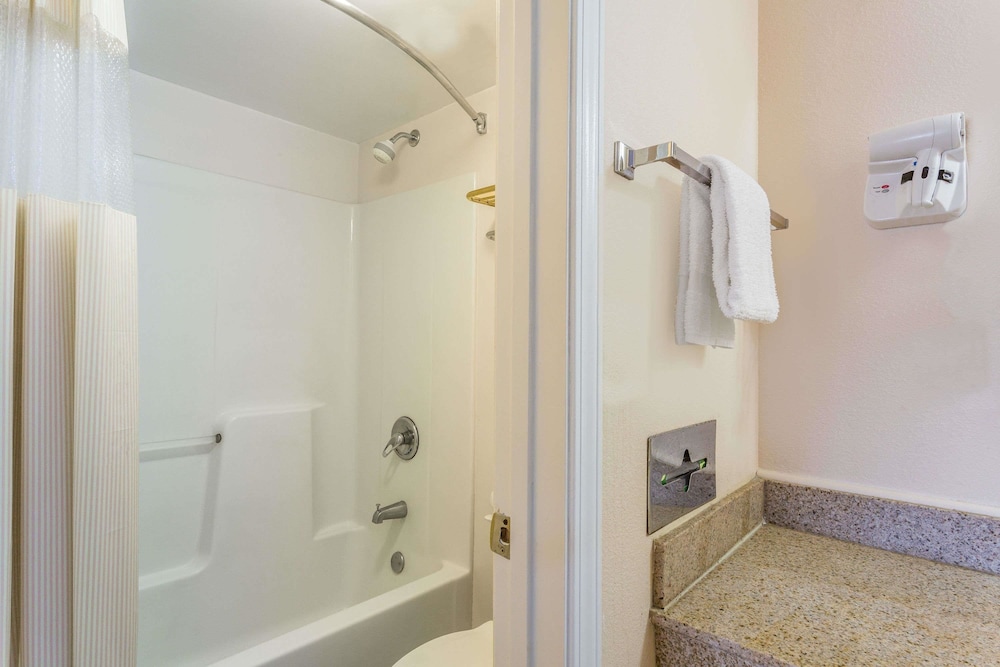 Days Inn By Wyndham Ashland 10/32