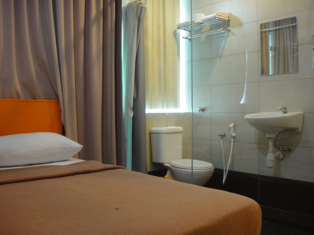 1 HOTEL KUCHAI LAMA 37/49