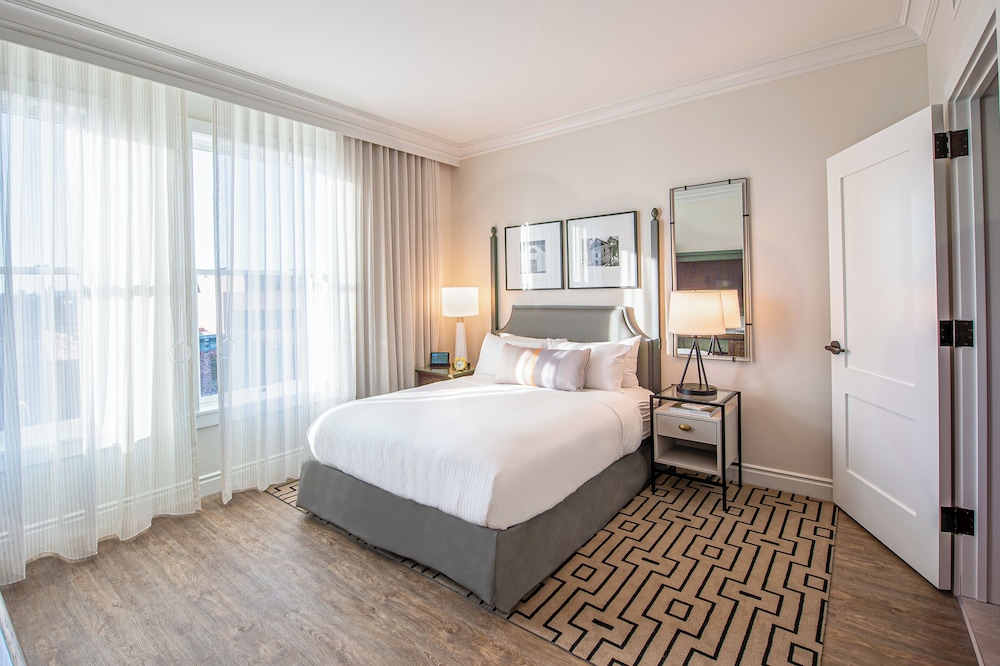 DELUXE, QUEEN BED, ACCESSIBLE
