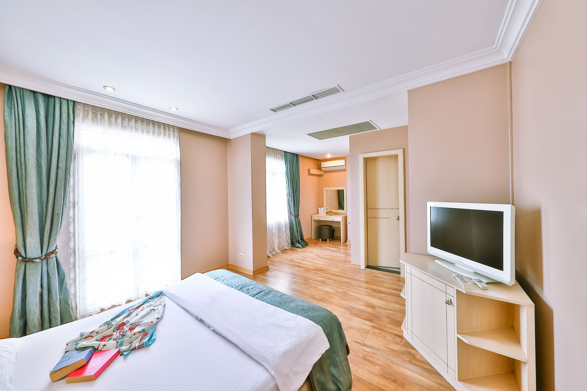 Deluxe, Sea View
