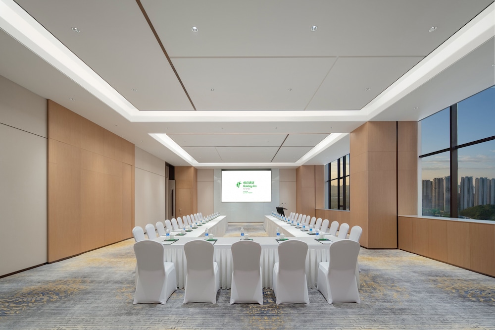 Holiday Inn Luzhou Longjian 42/43