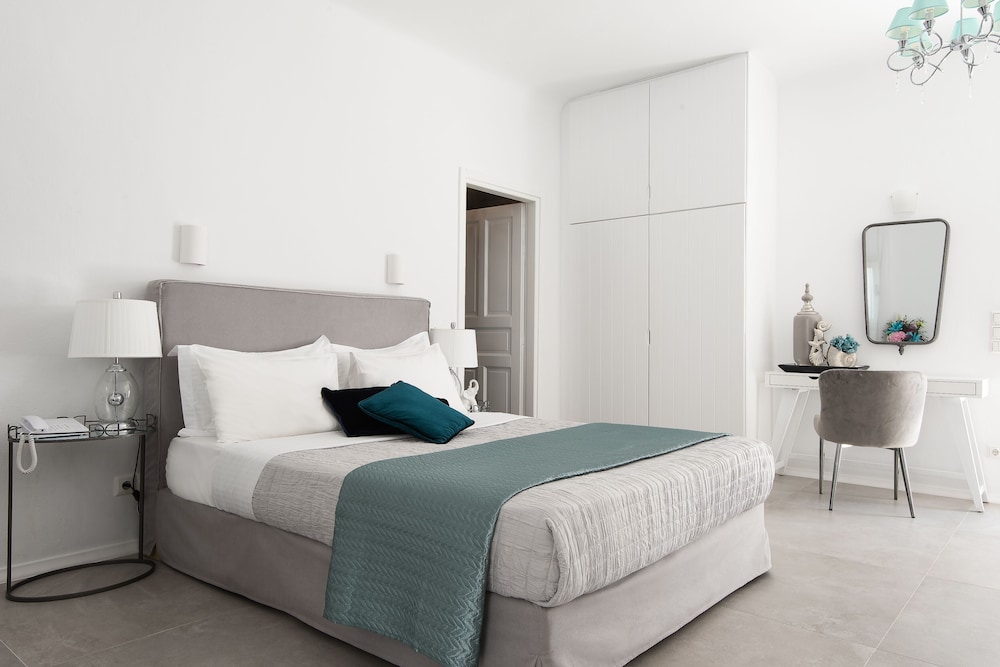 Junior Suite, Queen Bed, Partial Sea View, Sofa, Outdoor Jetted Tub