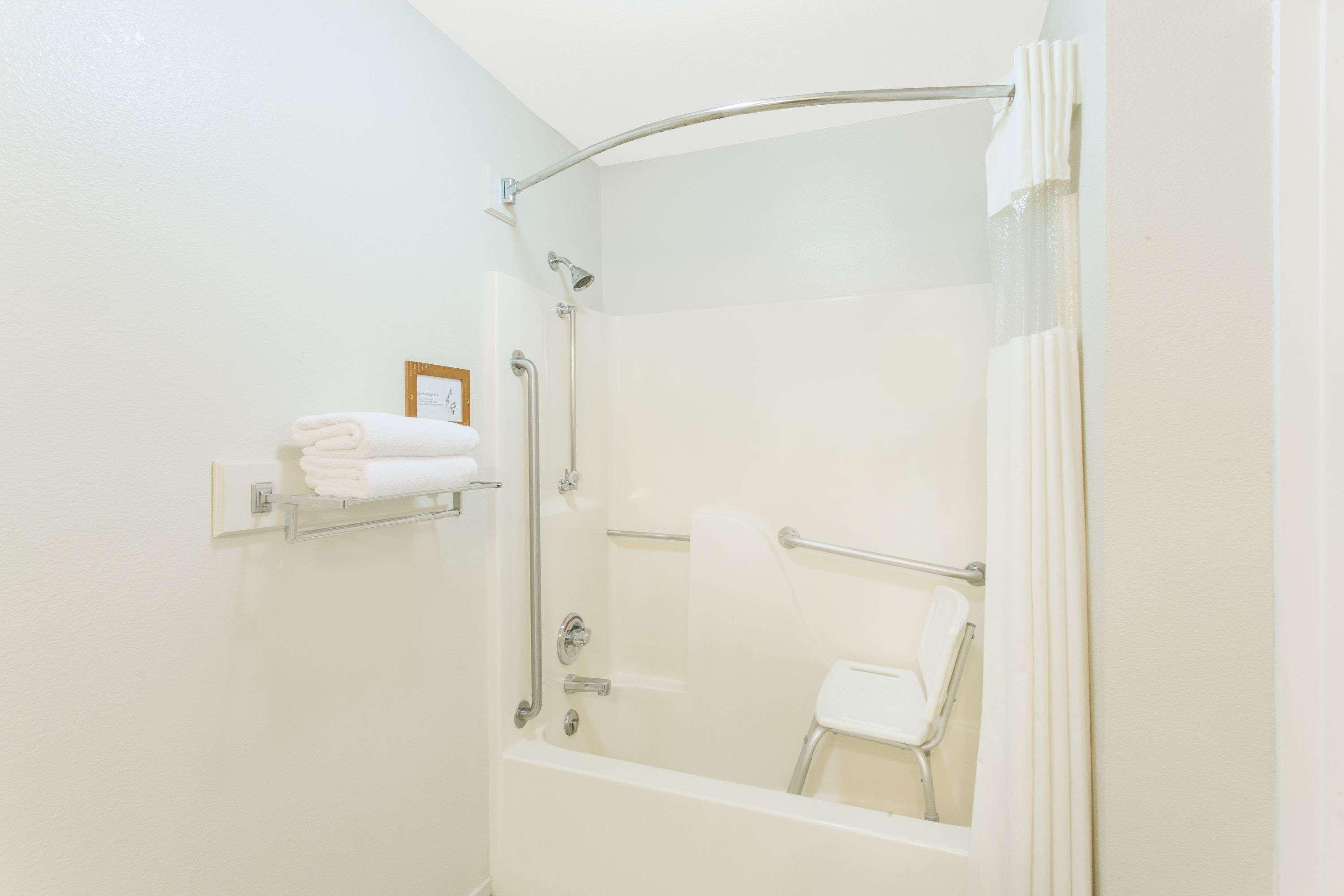 Upper Lake Inn & Suites 26/28