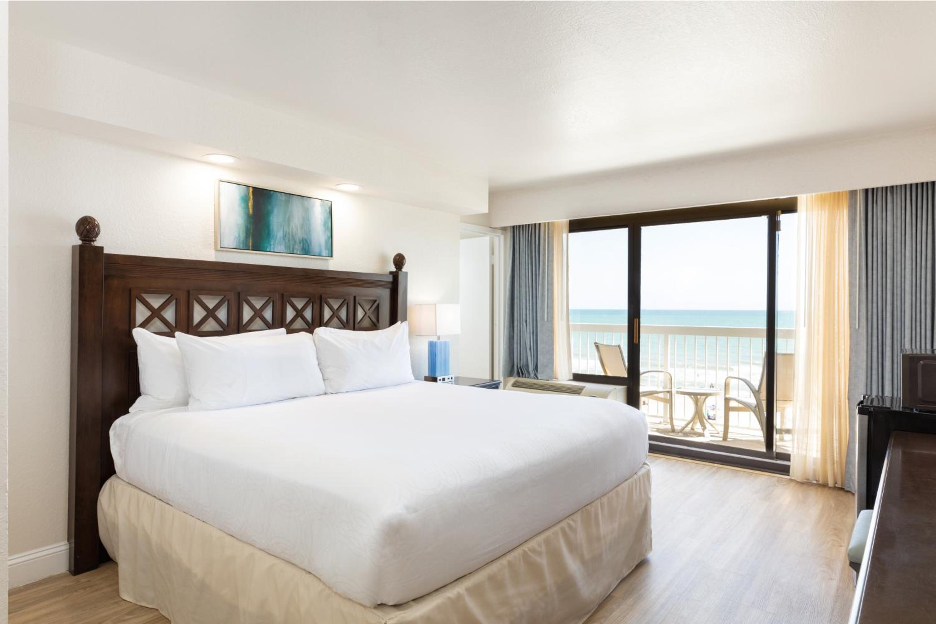 GUEST ROOM, KING BED, OCEAN FRONT