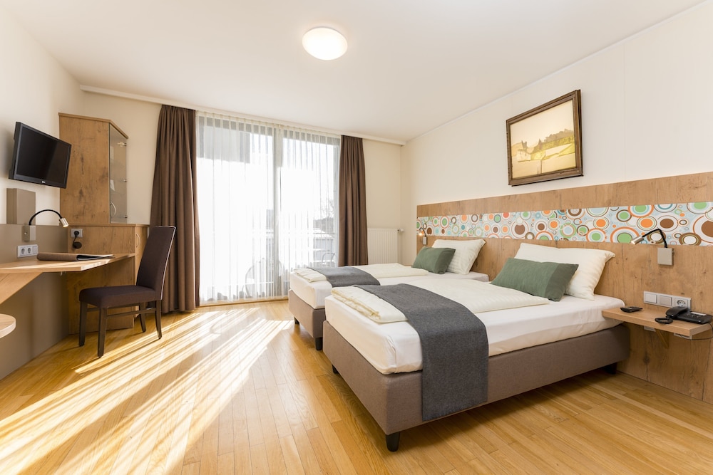 COMFORT, TWIN BEDS, BALCONY