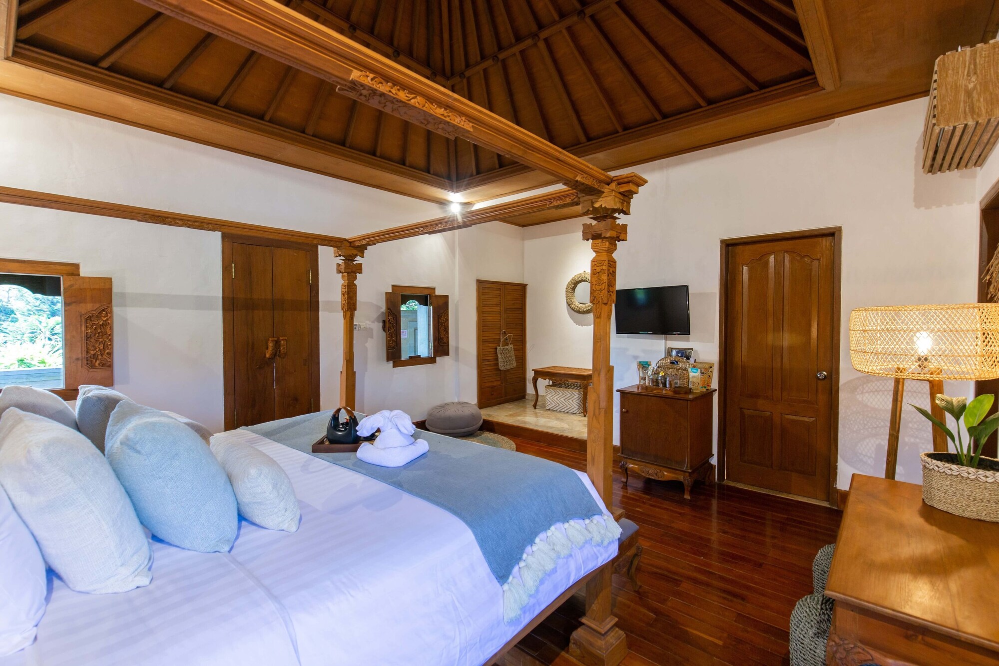 SUITE, KING BED, GARDEN VIEW