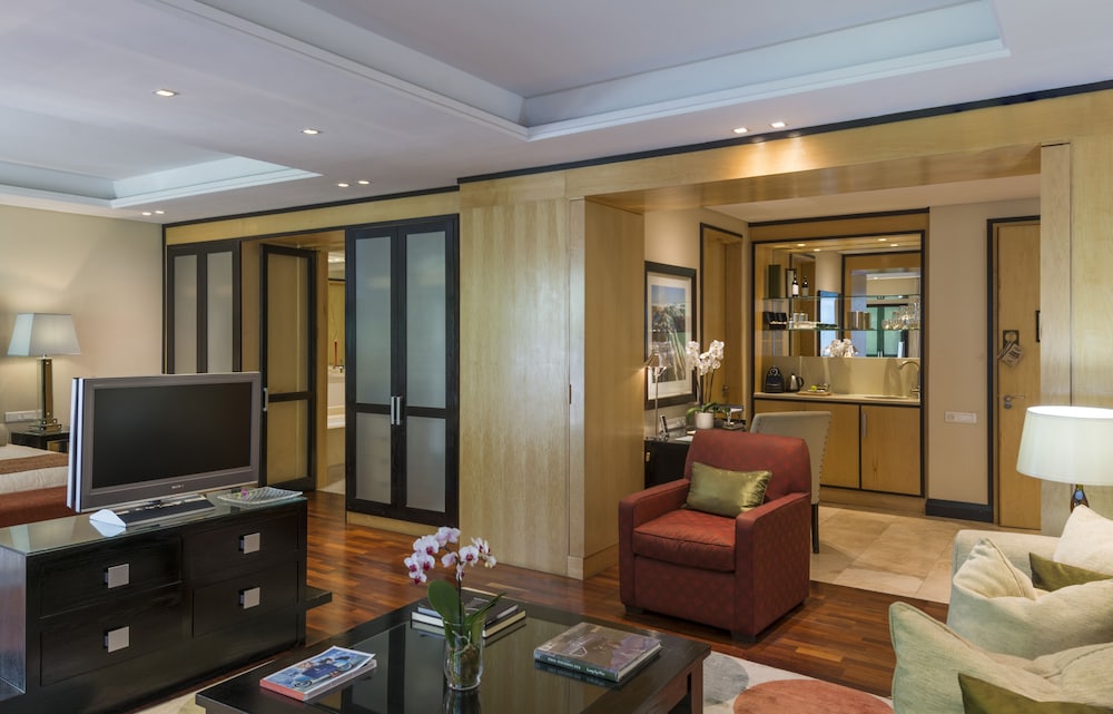 No. 5 Boutique Art Hotel 40/48