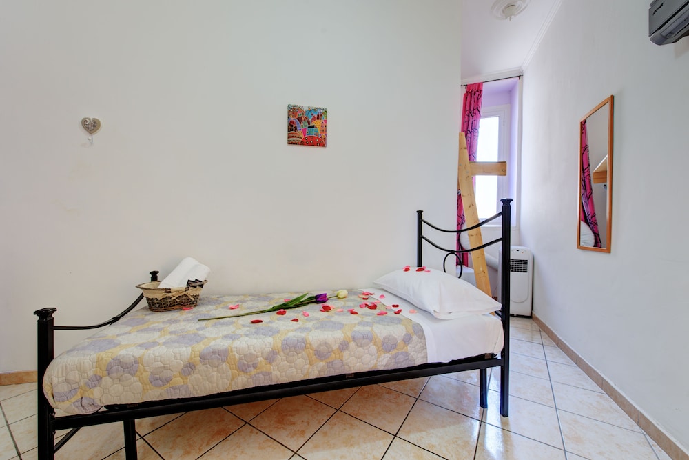 TOWER, SINGLE, SHARED BATHROOM