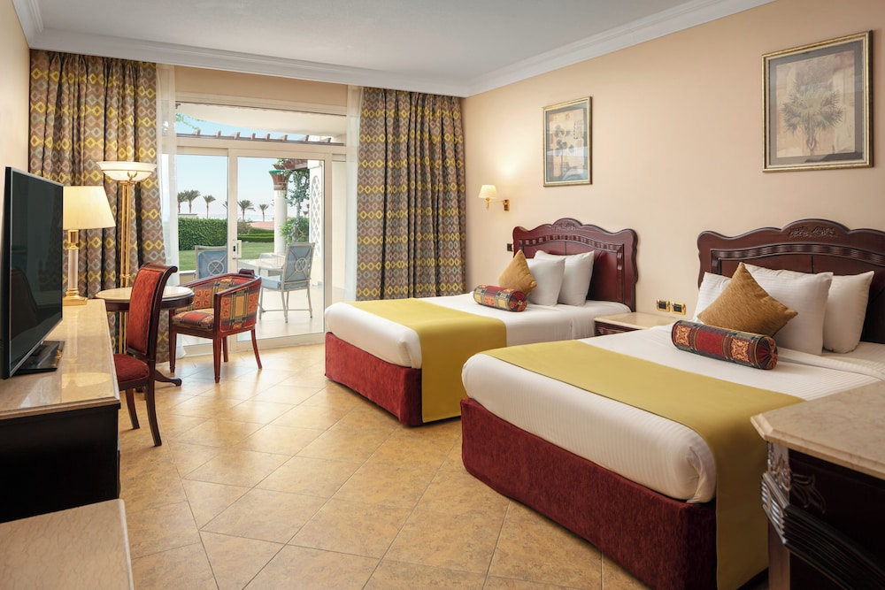 SUPERIOR POOL VIEW ROOM