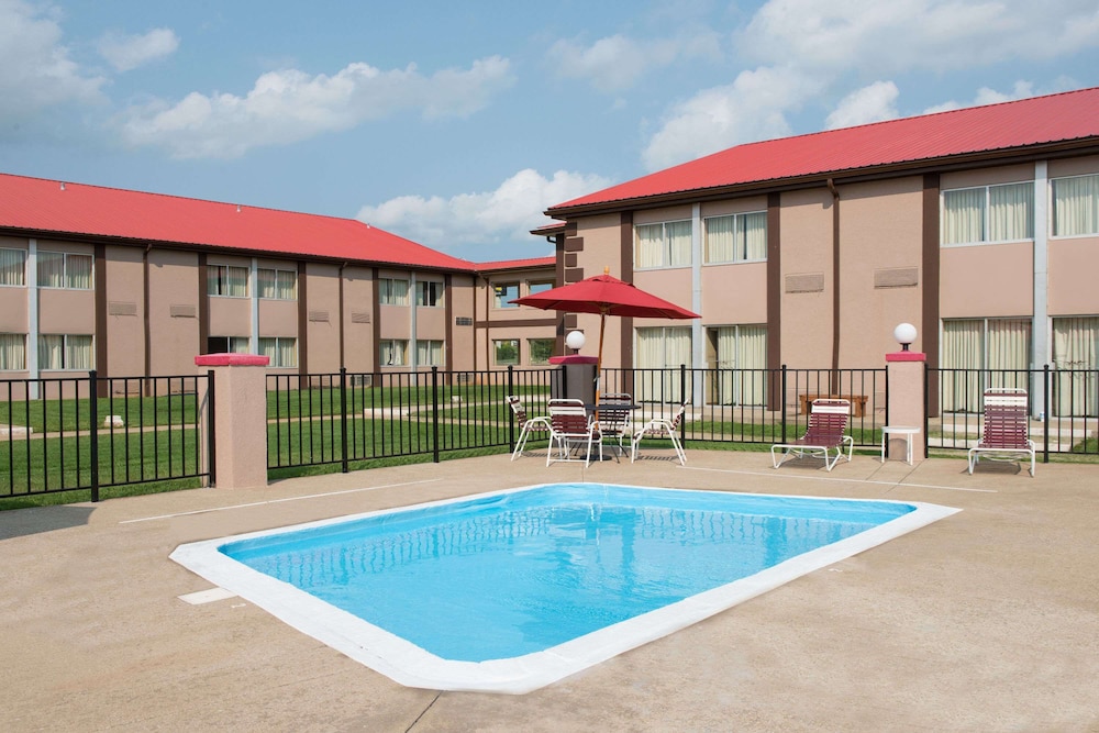 Ramada By Wyndham Bowling Green 1/45