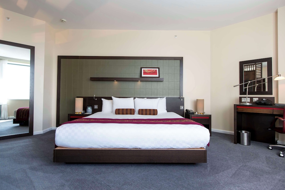 EXECUTIVE, SUITE, KING BED