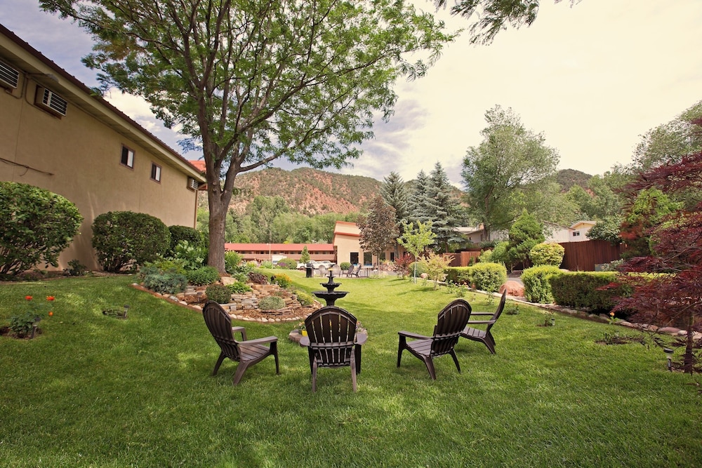 Glenwood Springs Cedar Lodge 39/48