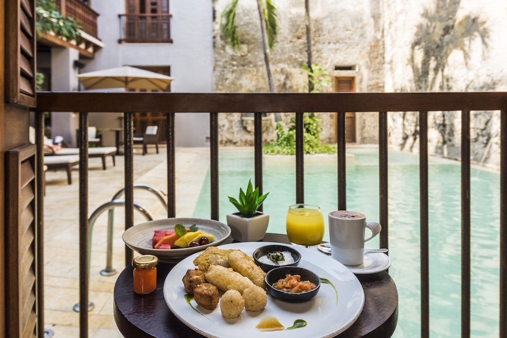 Ananda Hotel Boutique 63/70