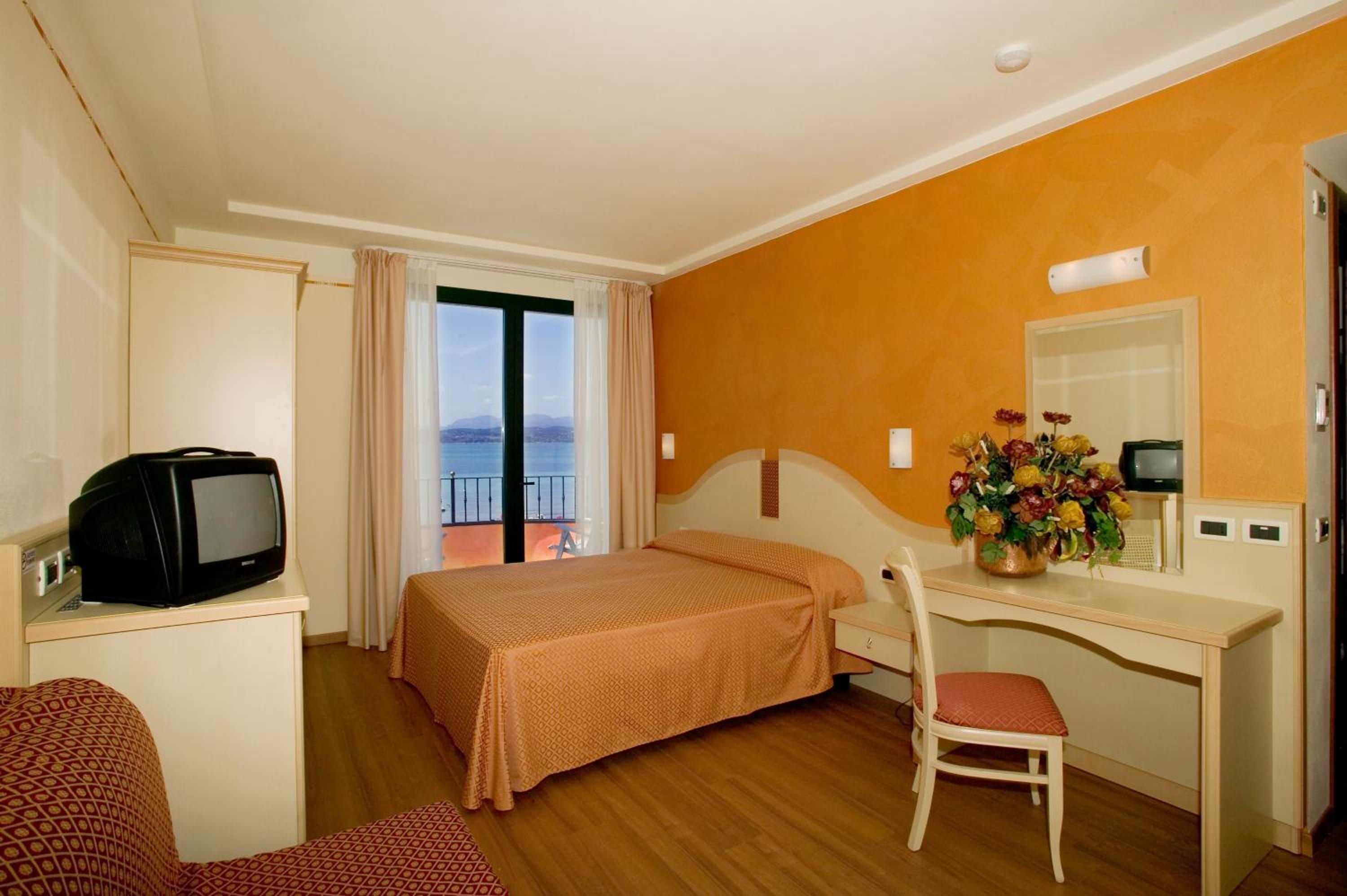 Superior, Double Bed, Hotel La Rondine 2/5