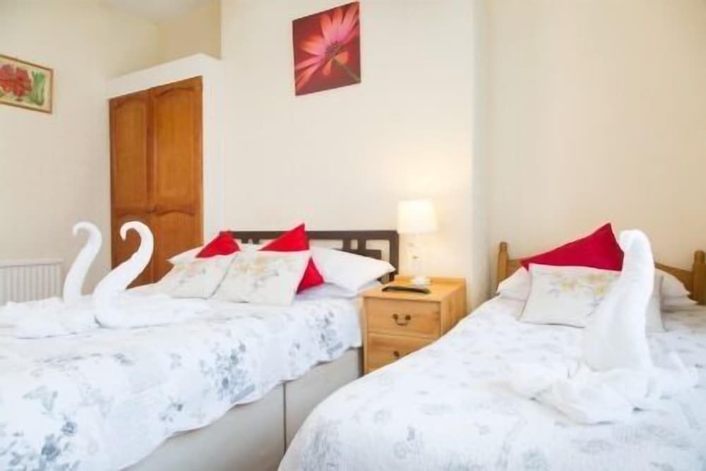 The Firs Guest House 5/45