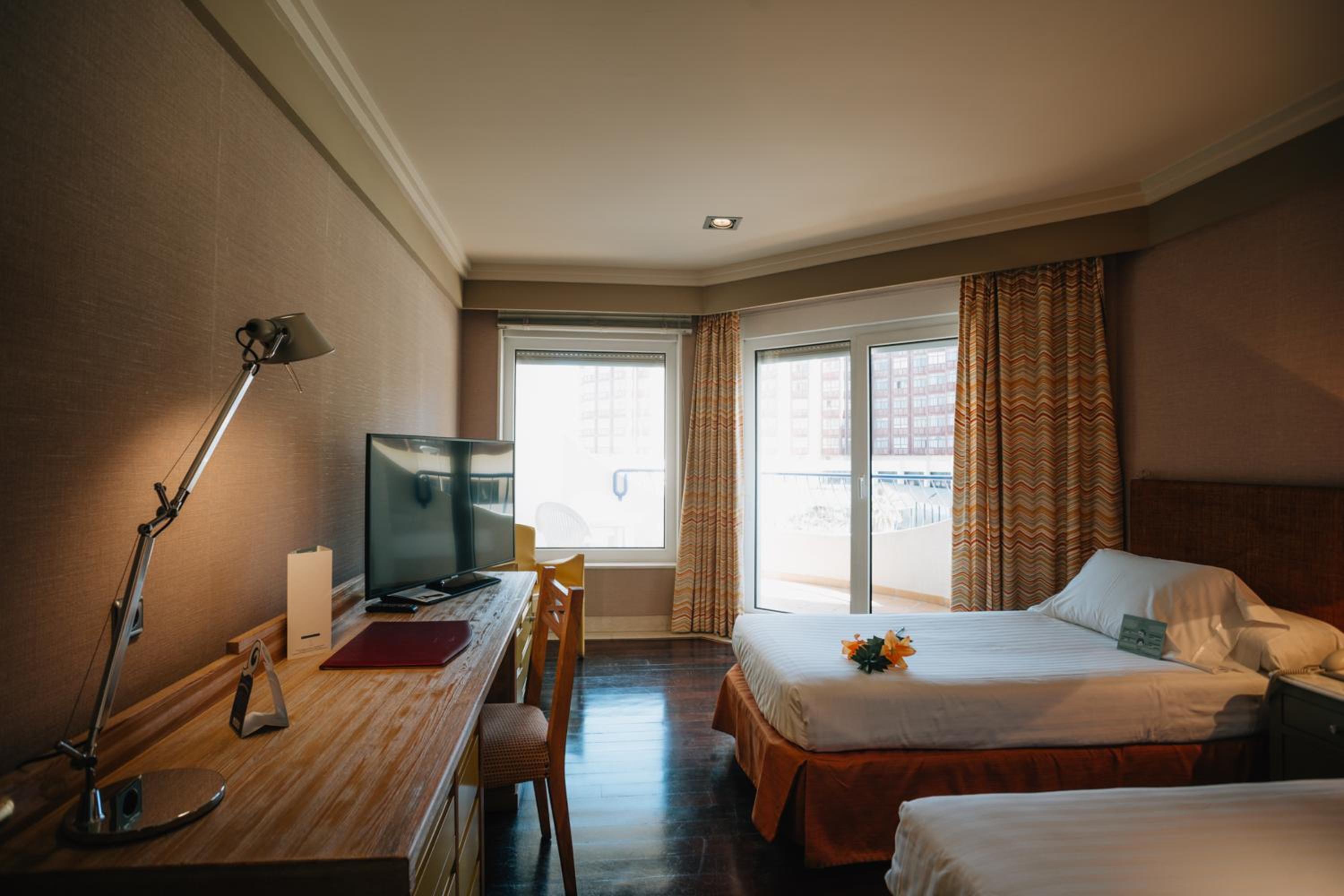 Classic, Double or Twin Bed, with Extra Bed, Side Sea View، Playa Victoria 6/10