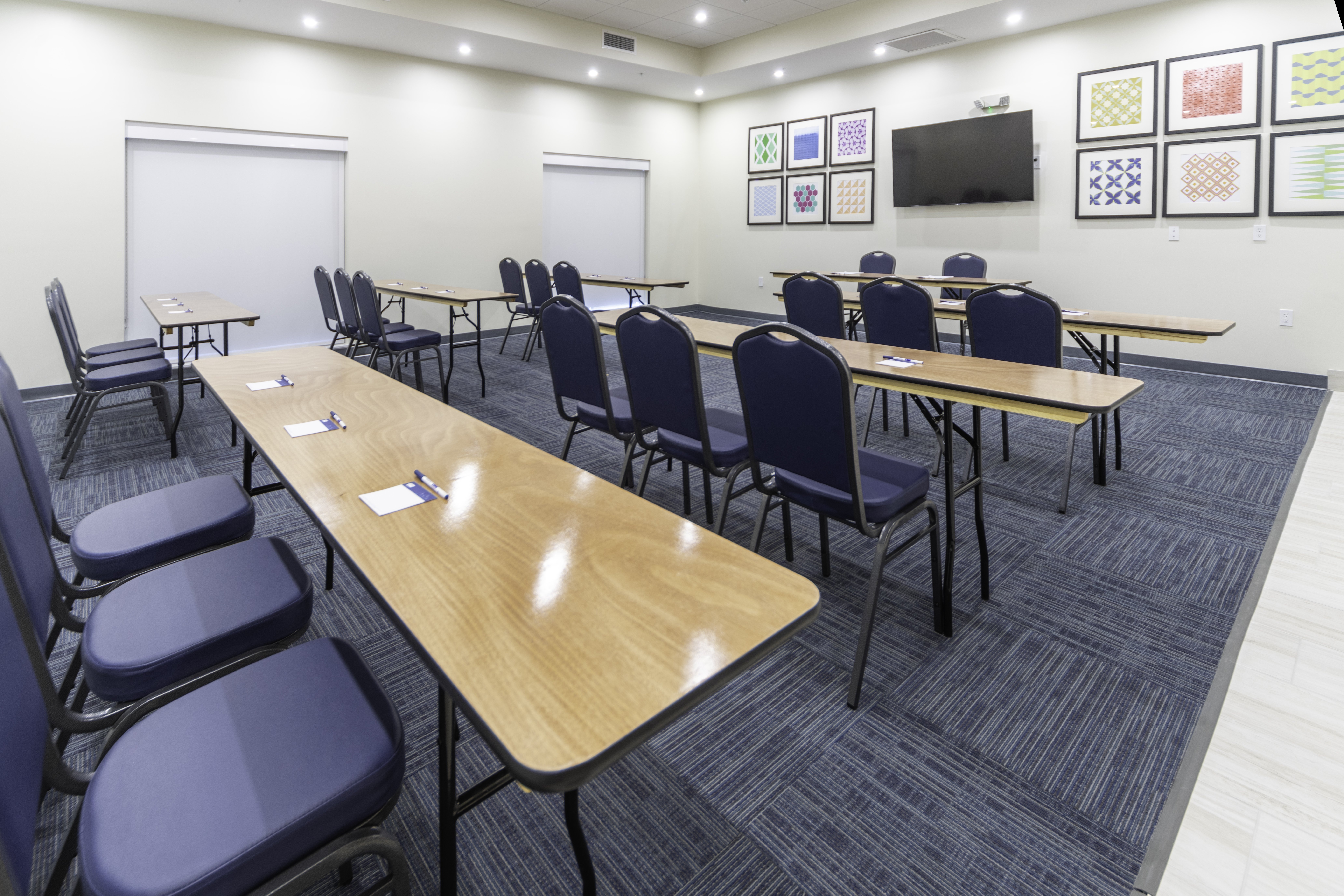 Holiday Inn Express & Suites Fort Myers Airport 44/54