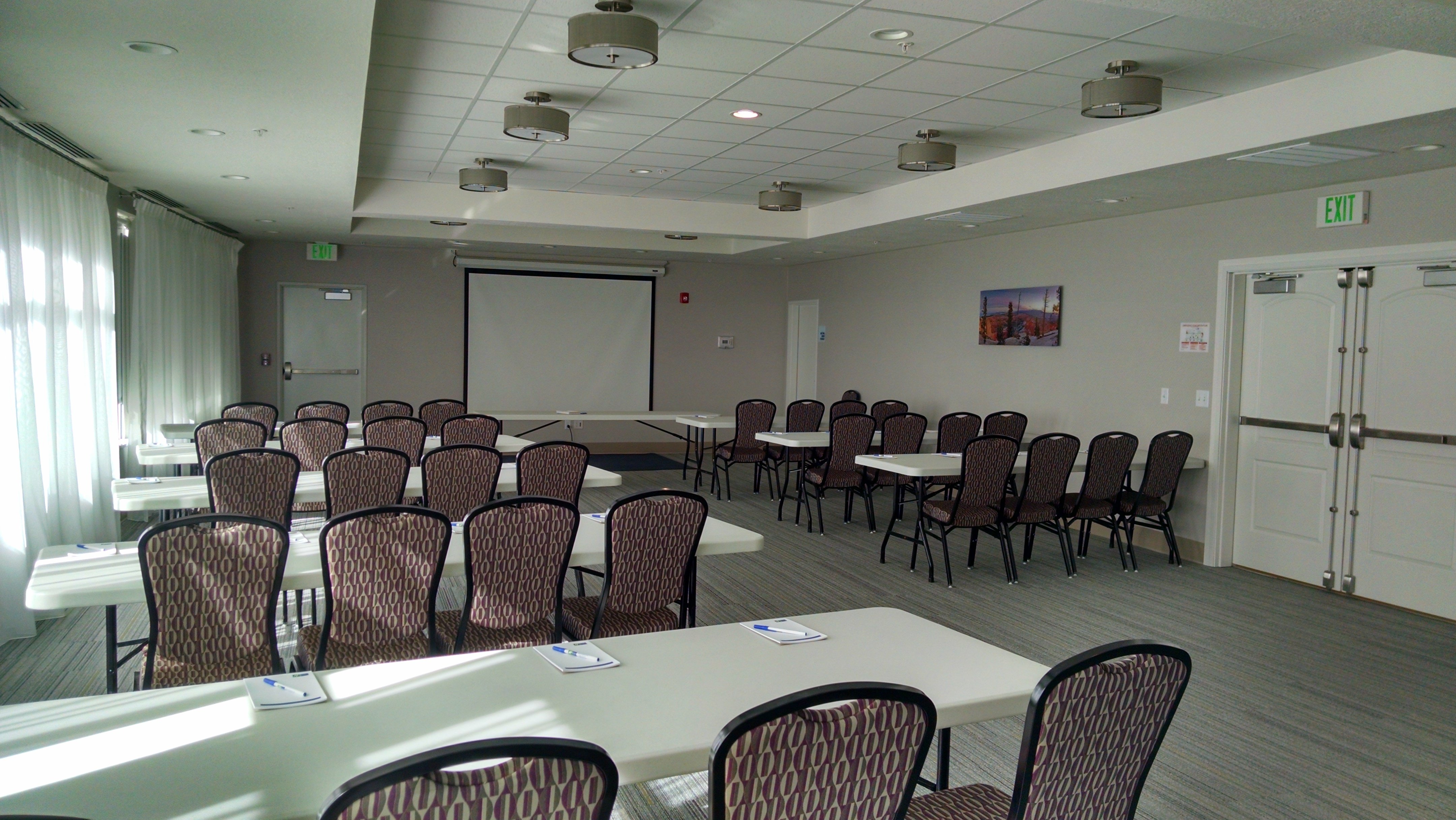 Holiday Inn Express Suites Price 44/51