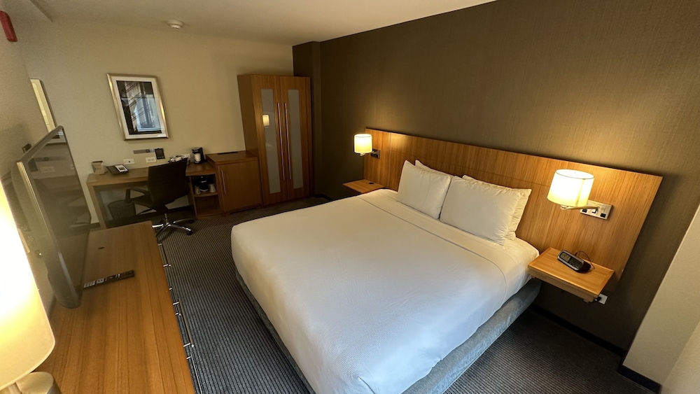 ROOM, KING BED, HIGH FLOOR