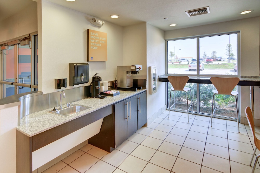 Motel6 Roanoke, TX - Northlake - Speedway 24/48
