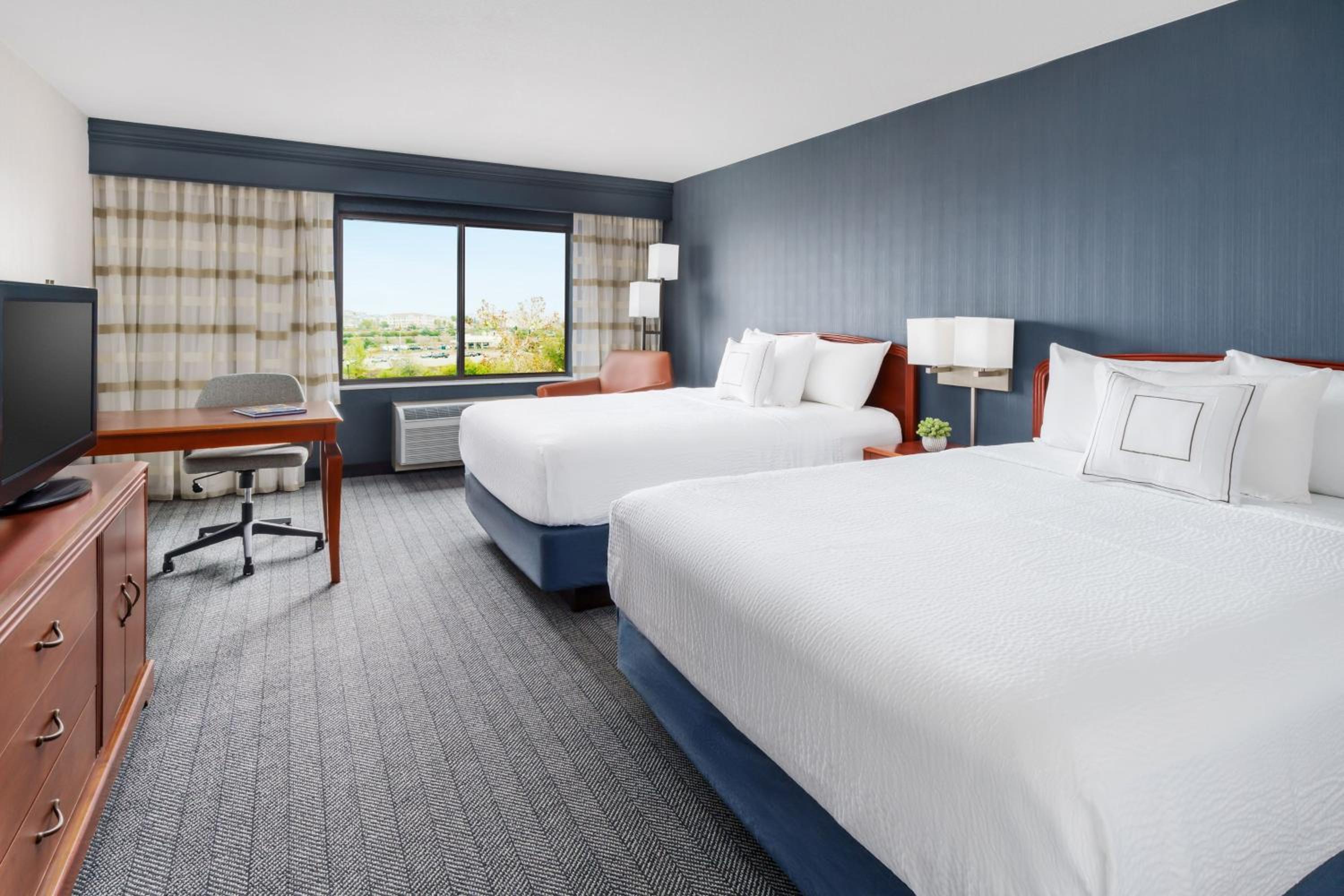 Room, 2 Queen Beds, Bathtub, Accessible
