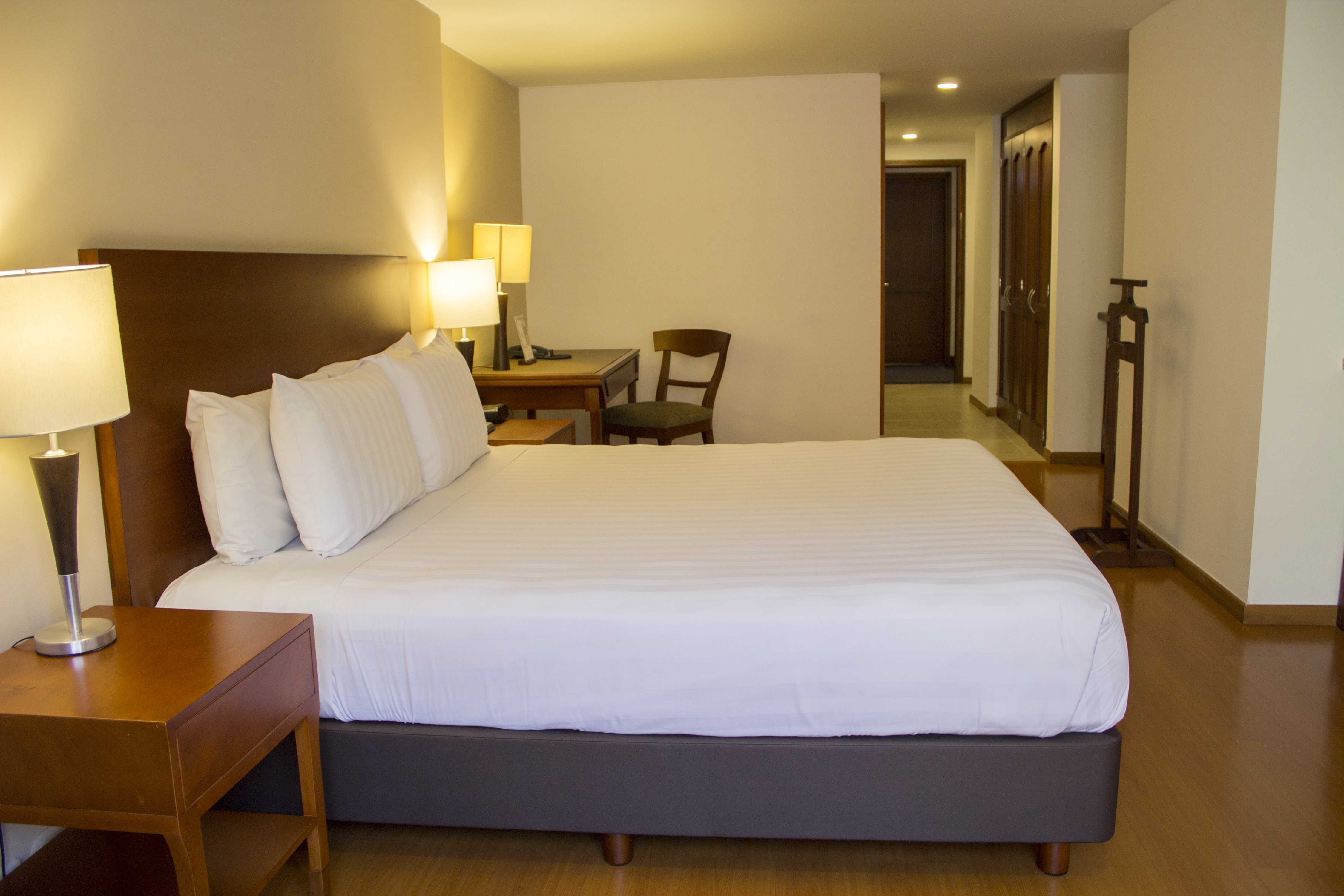 SUPERIOR, QUEEN BED