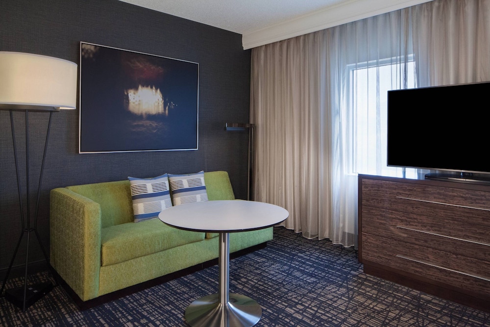 Marriott Suites Dallas Market Center 33/62