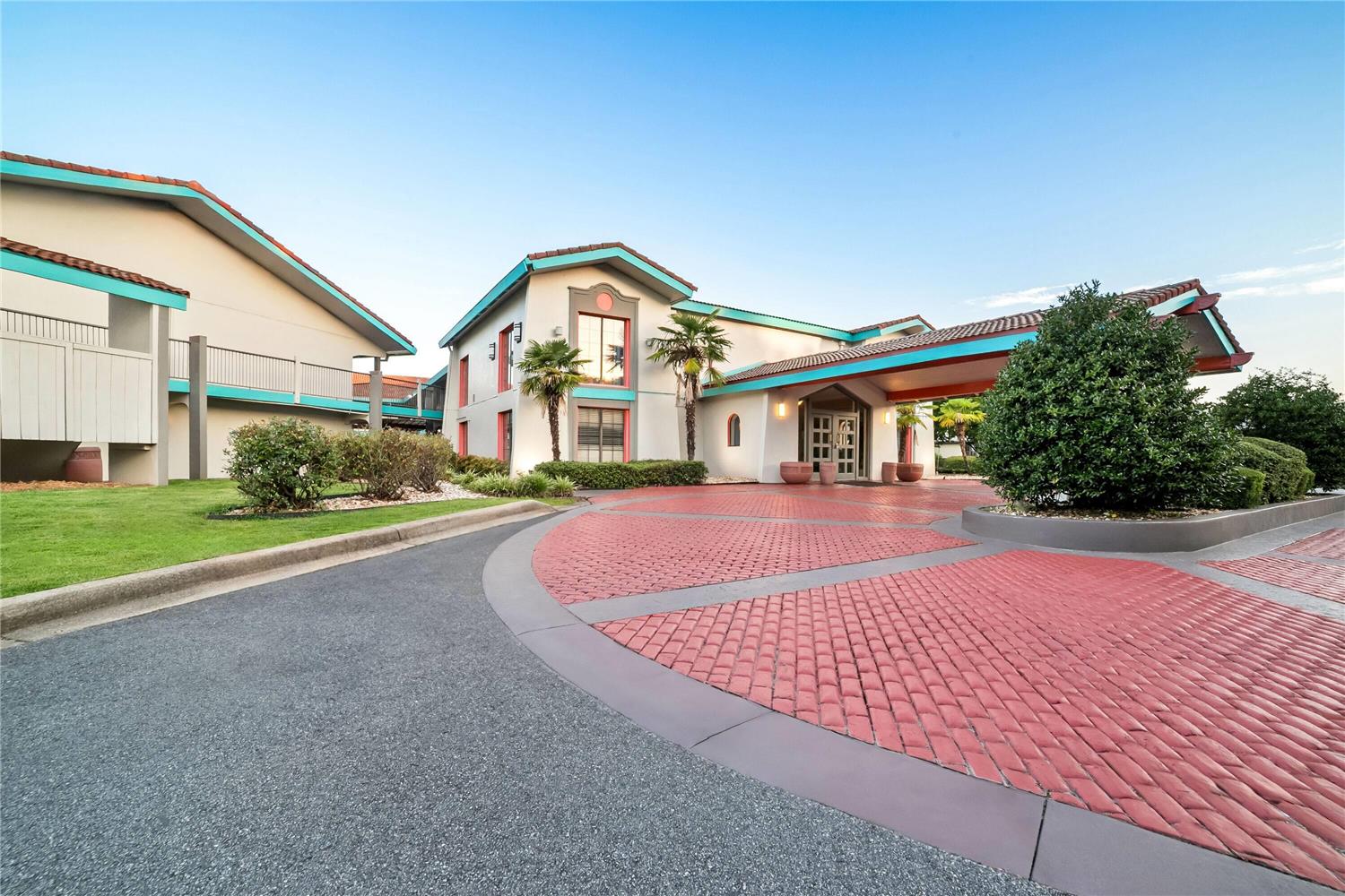 Howard Johnson by Wyndham Columbus Fort Benning 24/26