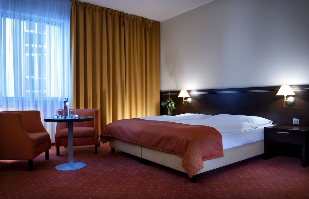 EXECUTIVE, DOUBLE OR TWIN BED