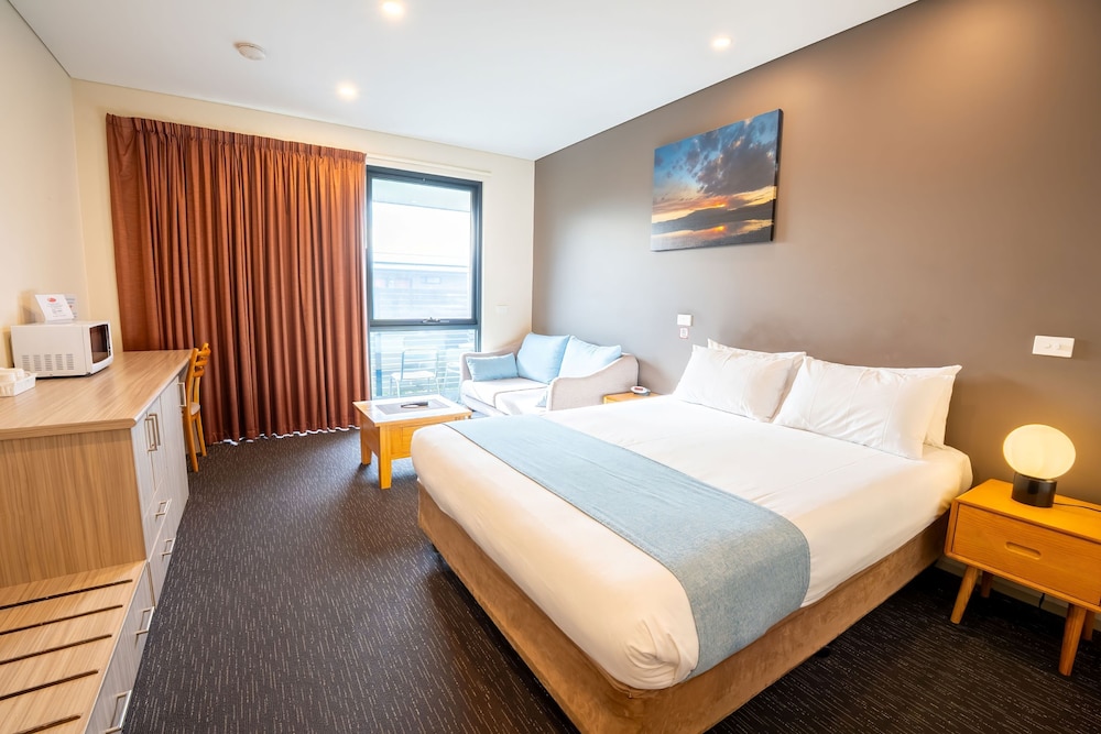 SUPERIOR, SUITE, QUEEN BED