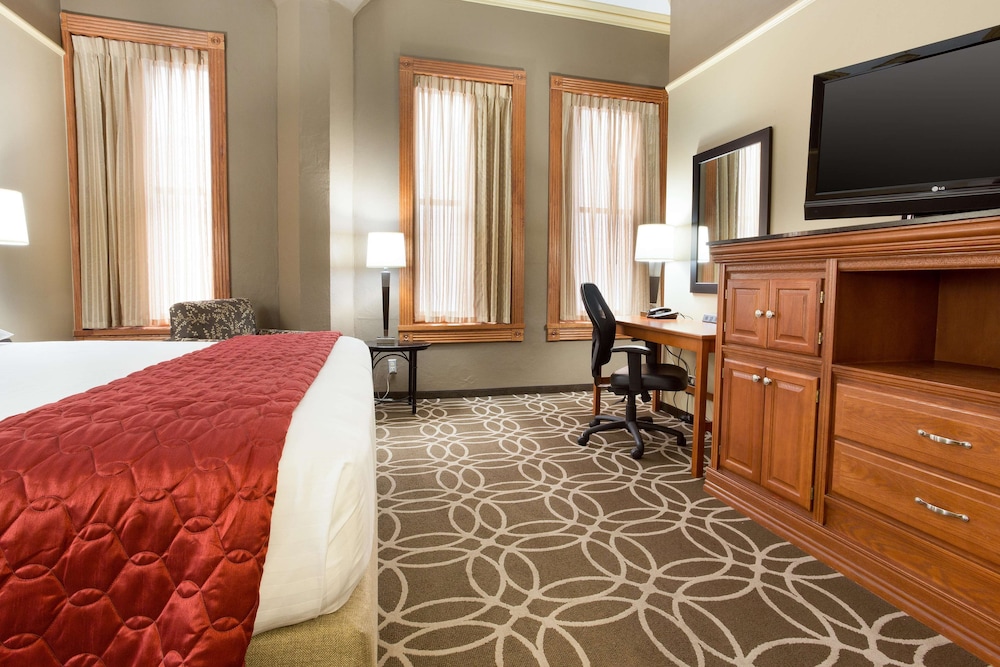 DELUXE, KING BED, BATHTUB, ACCESSIBLE