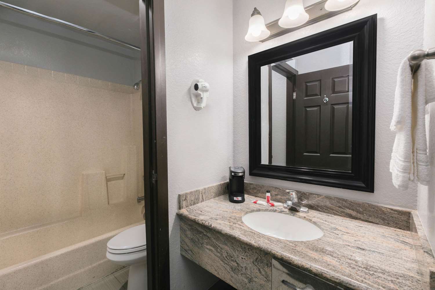 Super 8 By Wyndham Austin University/Downtown Area 37/38