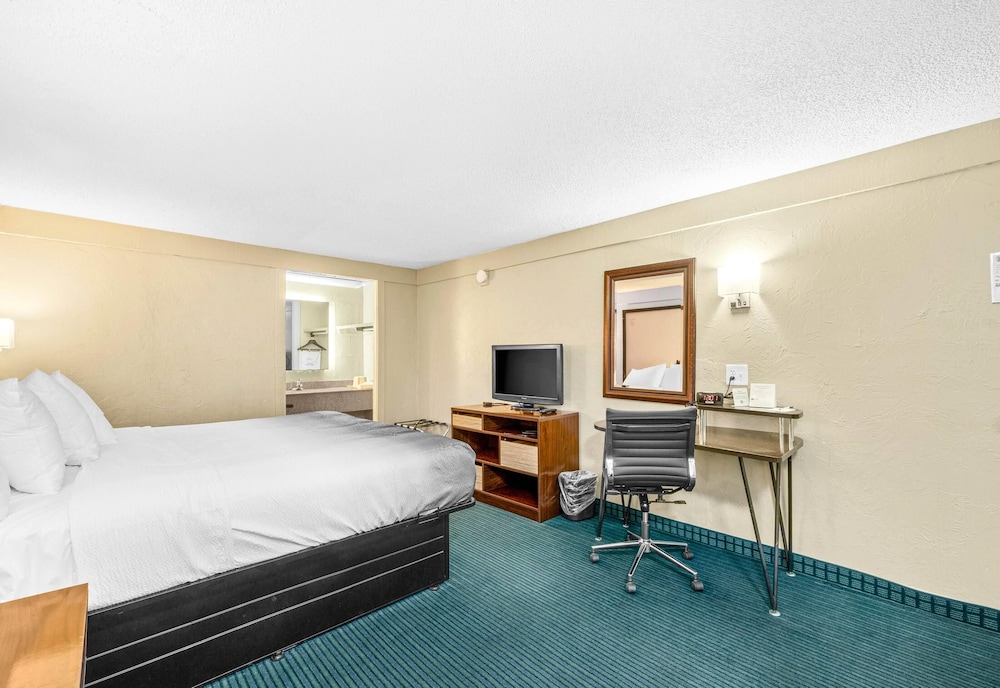 غرفة بسرير كينج، Super 8 By Wyndham Lantana West Palm Beach 2/10