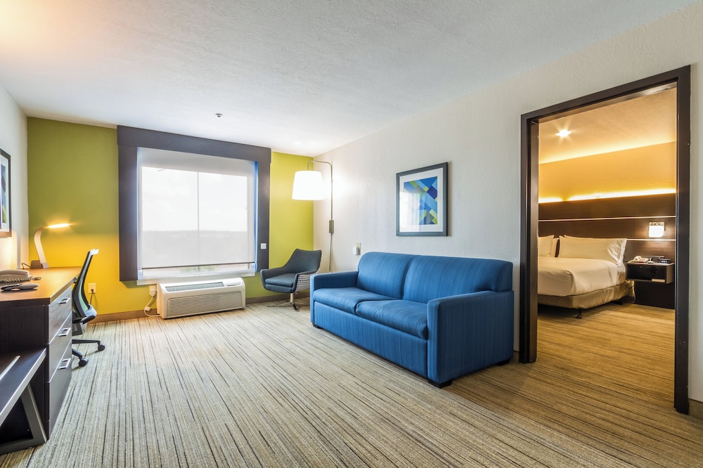 Suite, King Bed, Accessible