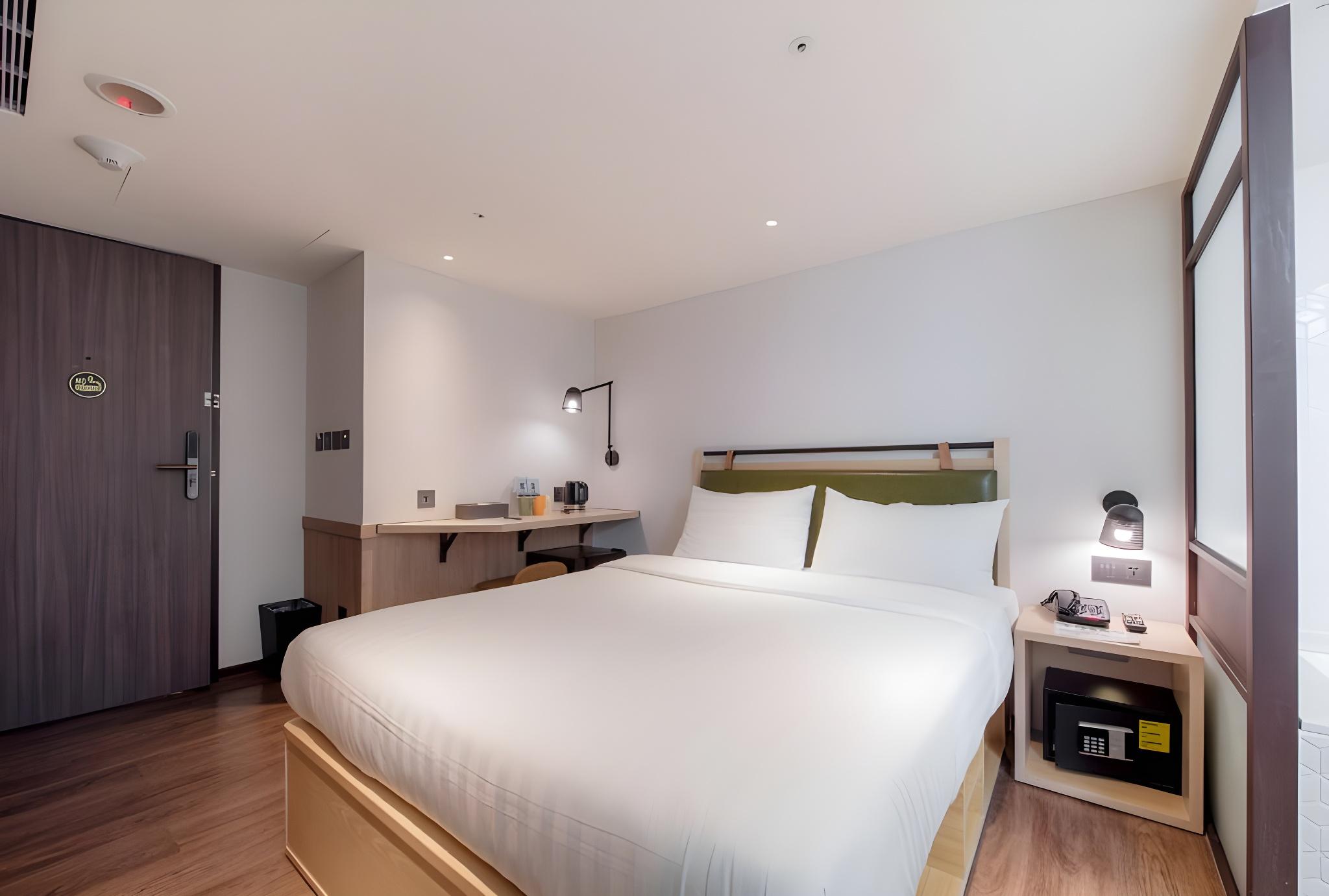 Room, Double Bed, No Window