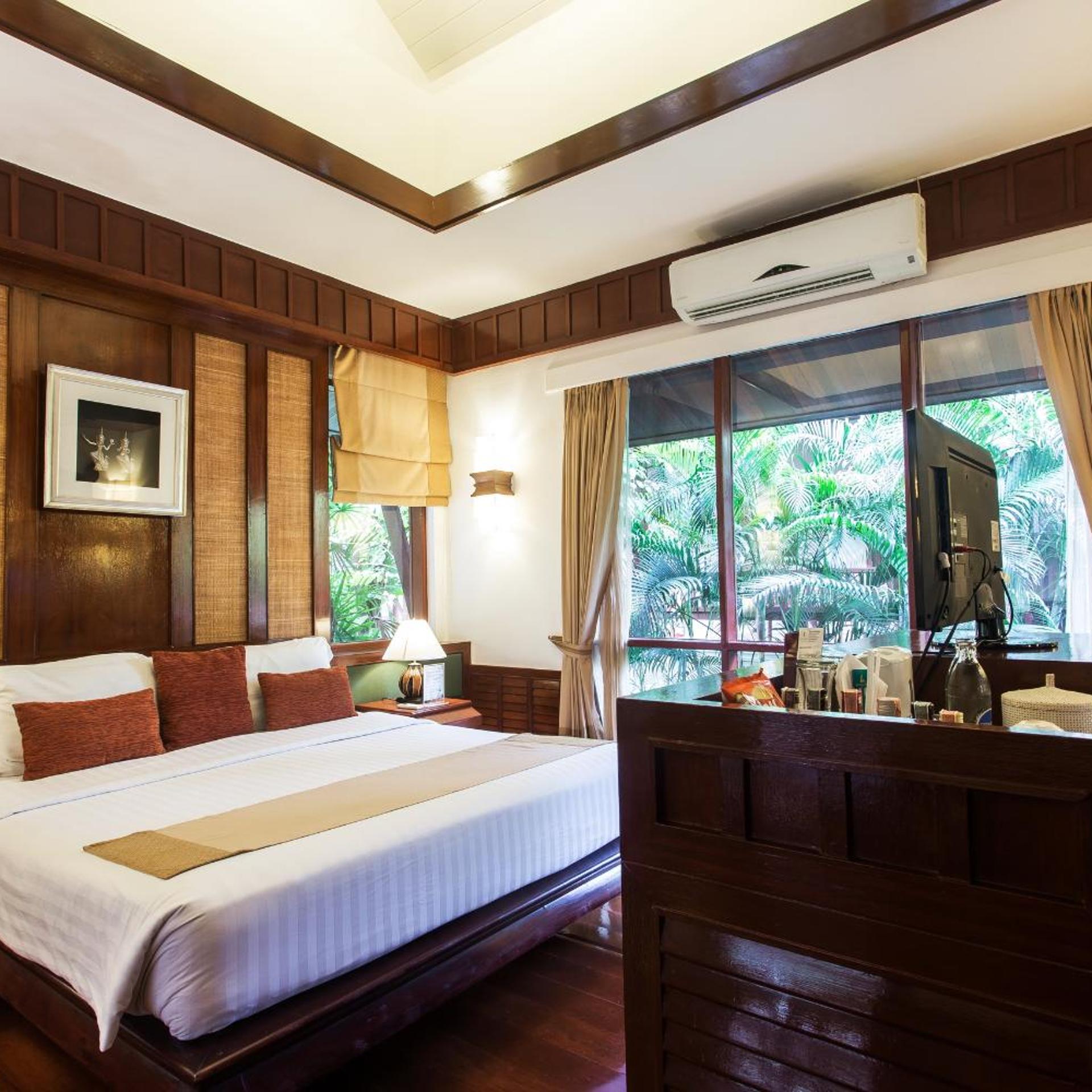 Grand, Pool, Villa, King Bed