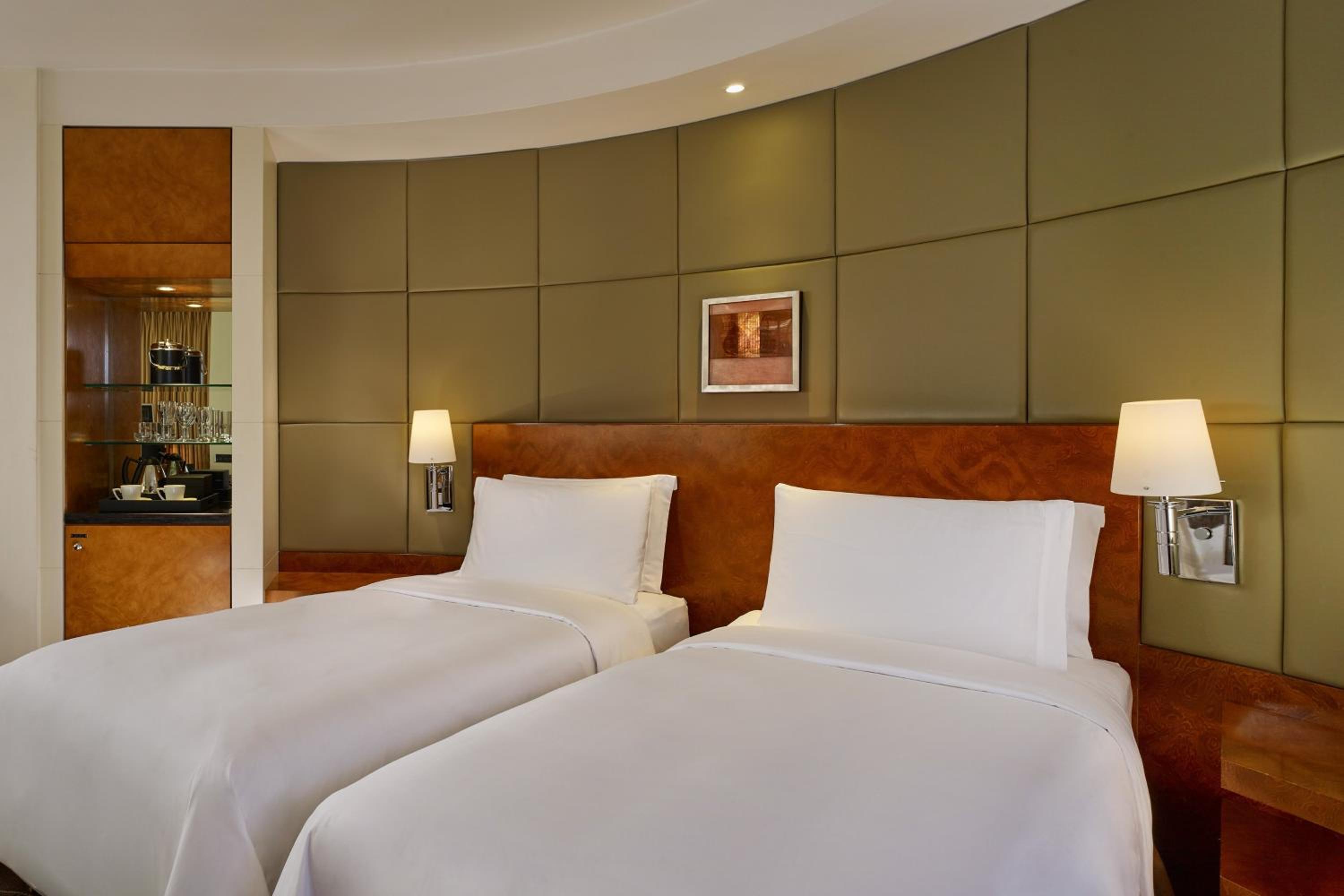 Guest Room, Executive, Twin Beds, City View