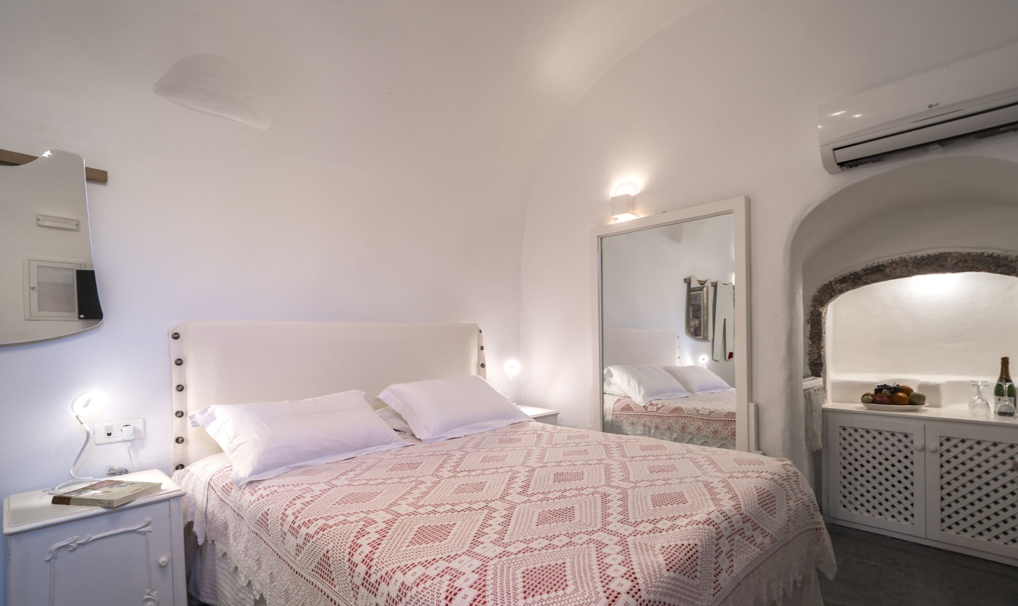 INTERIOR, TRADITIONAL, STUDIO, JETTED TUB