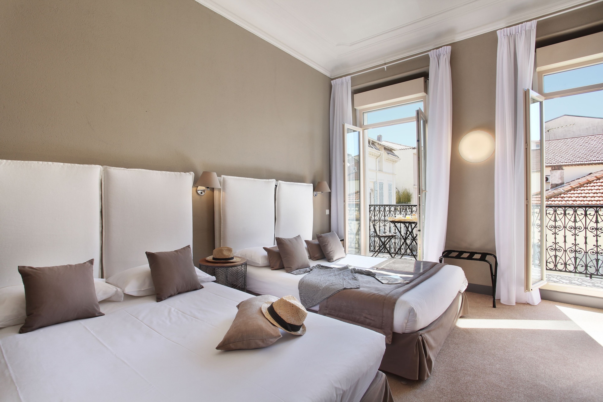 ROOM, QUADRUPLE
