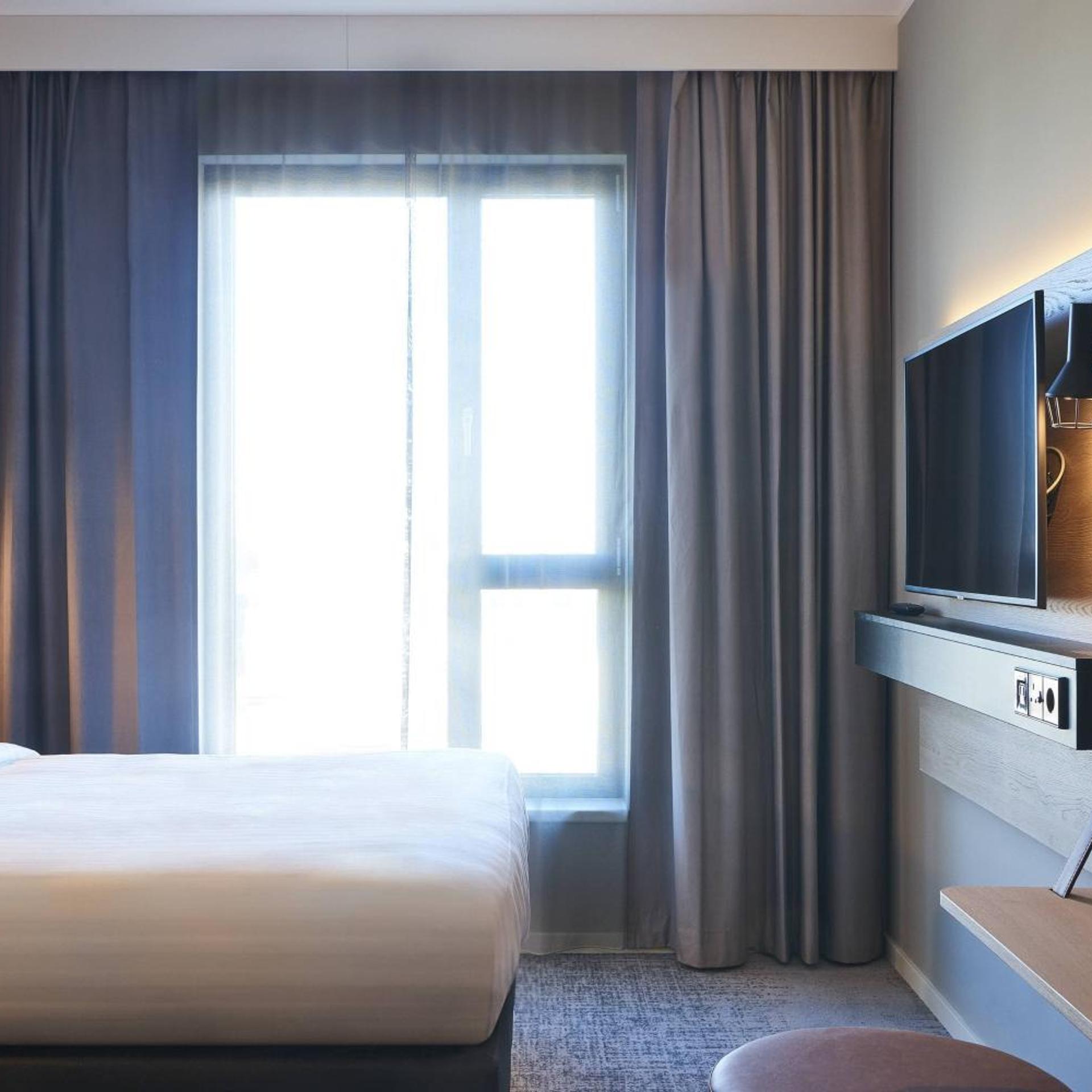 Moxy, Queen Bed