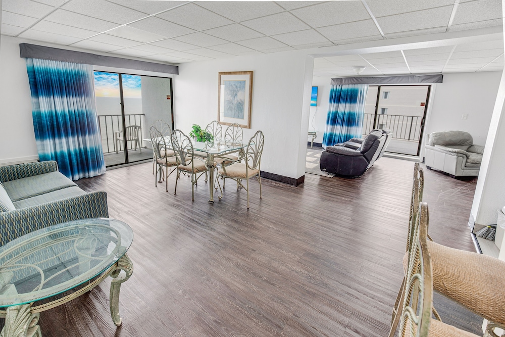 Tropical Seas Hotel 35/49
