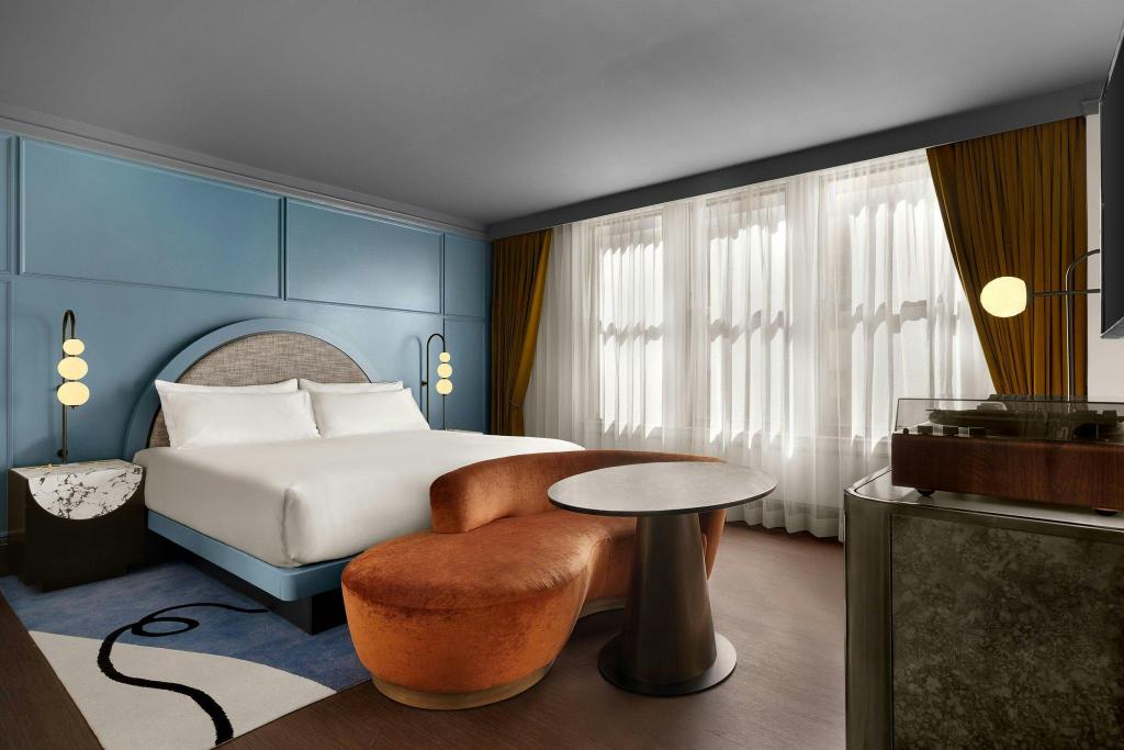 غرفة كبيرة بسرير كينج