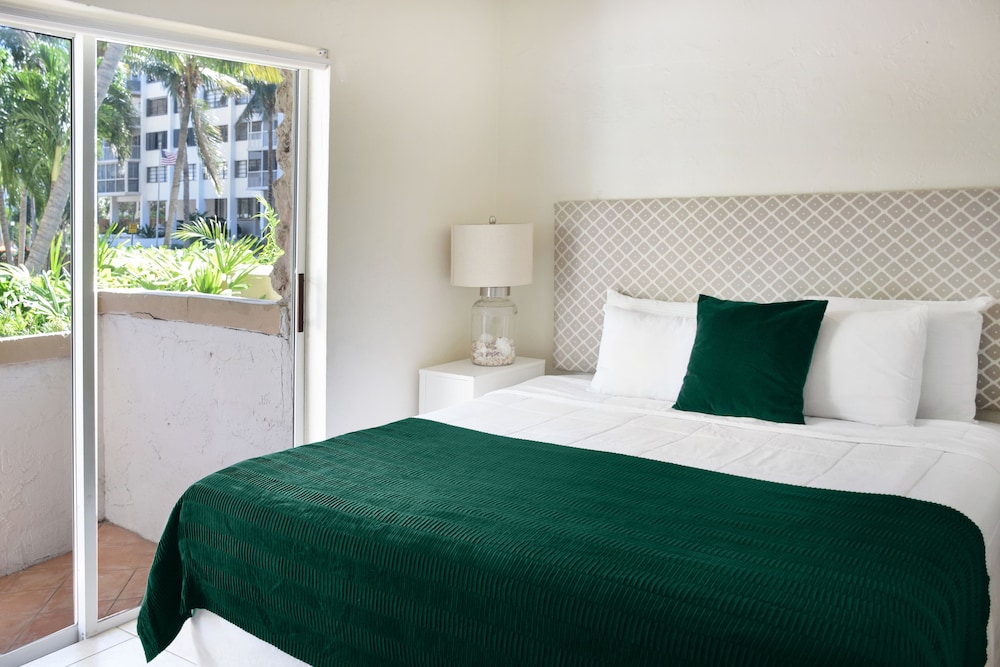 Coral Reef Suites 17/75
