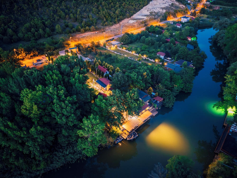 Antik River House 44/48