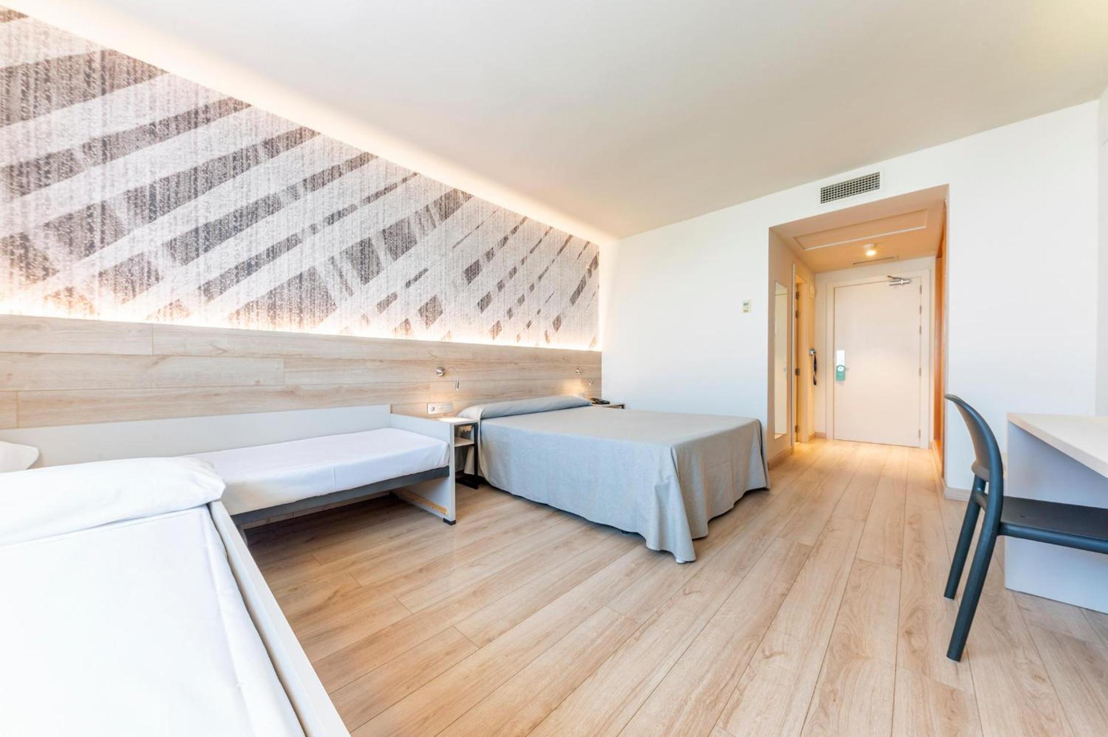 Room, Quadruple