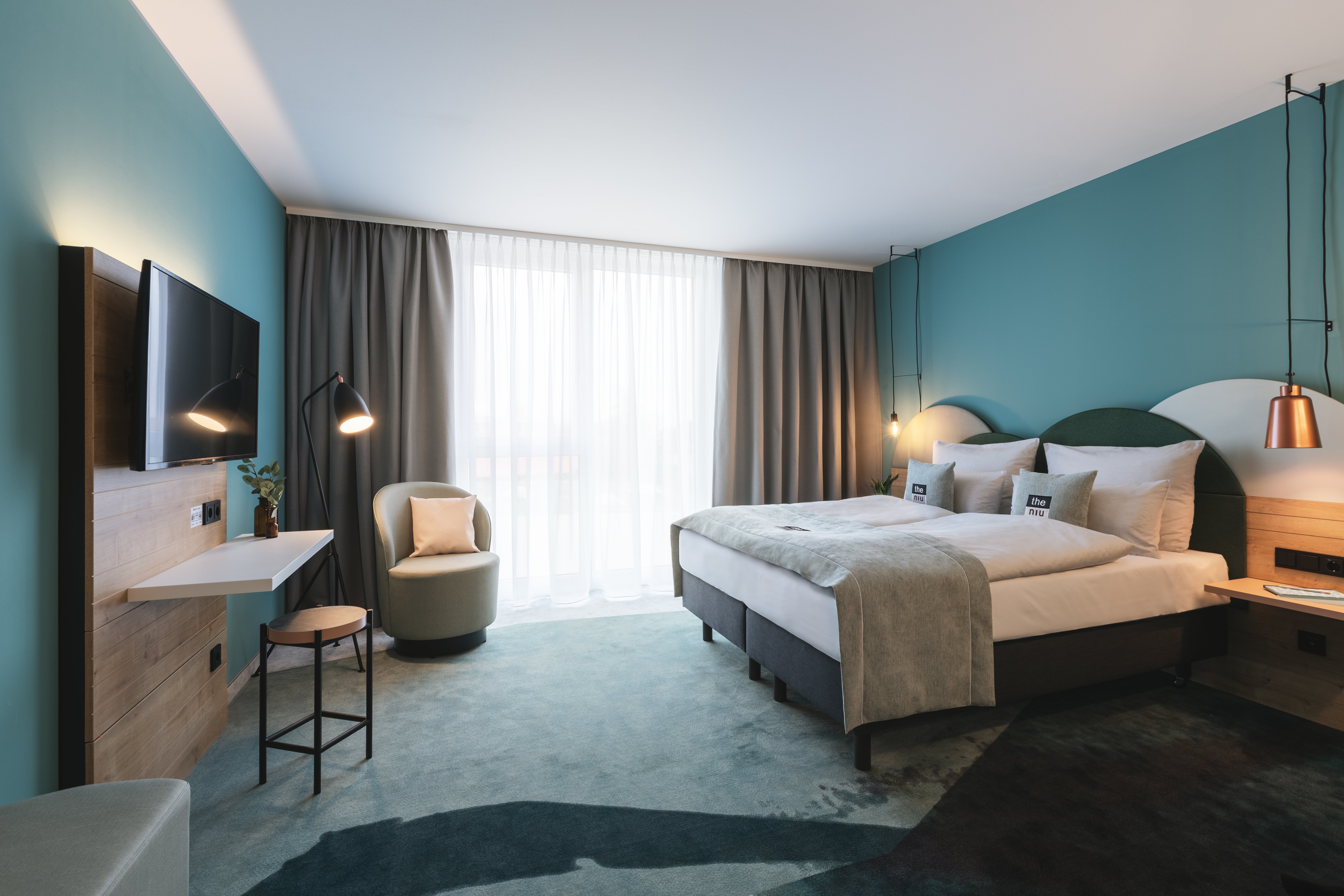 غرفة بريميوم بسرير كوين بمطبخ صغير، Holiday Inn - the niu, Cure Erlangen, an IHG Hotel 4/6