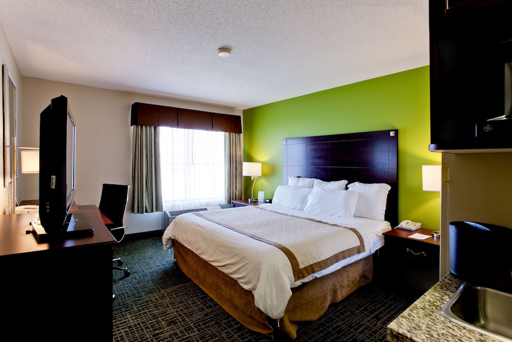 Staybridge Suites Cedar Rapids North 8/41