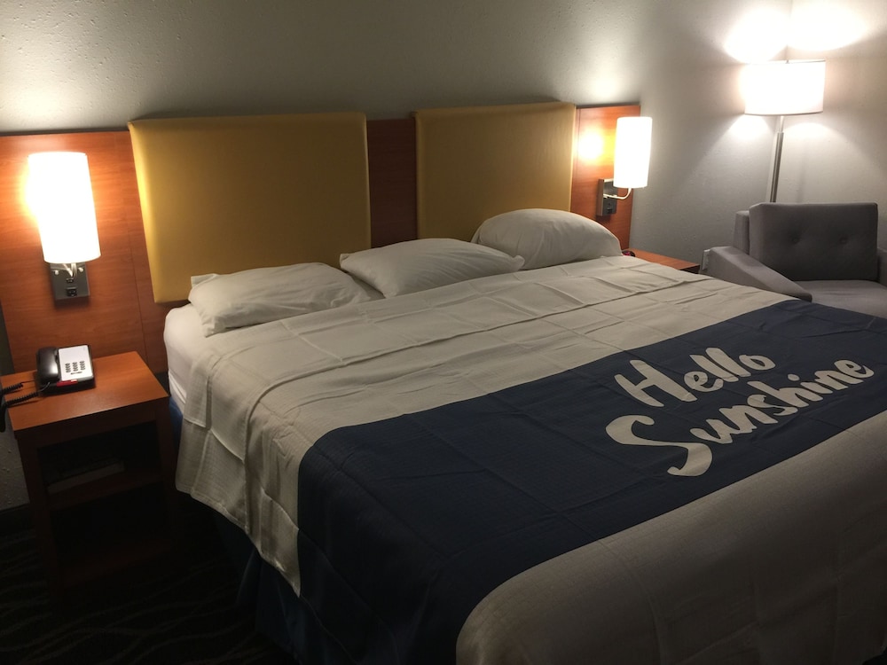Days Inn & Suites By Wyndham Cincinnati North 16/32